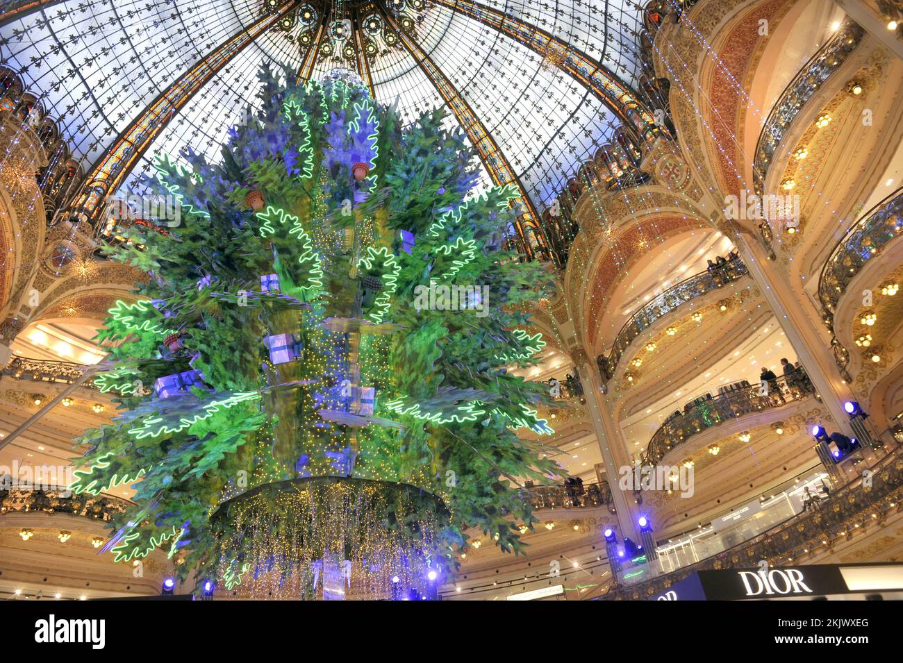 FRANKREICH. PARIS (75) 9TH. BEZIRK. HAUSSMANN BOULEVARD. DAS KAUFHAUS LES GALERIES LAFAYETTE VOR WEIHNACHTEN Stockfoto