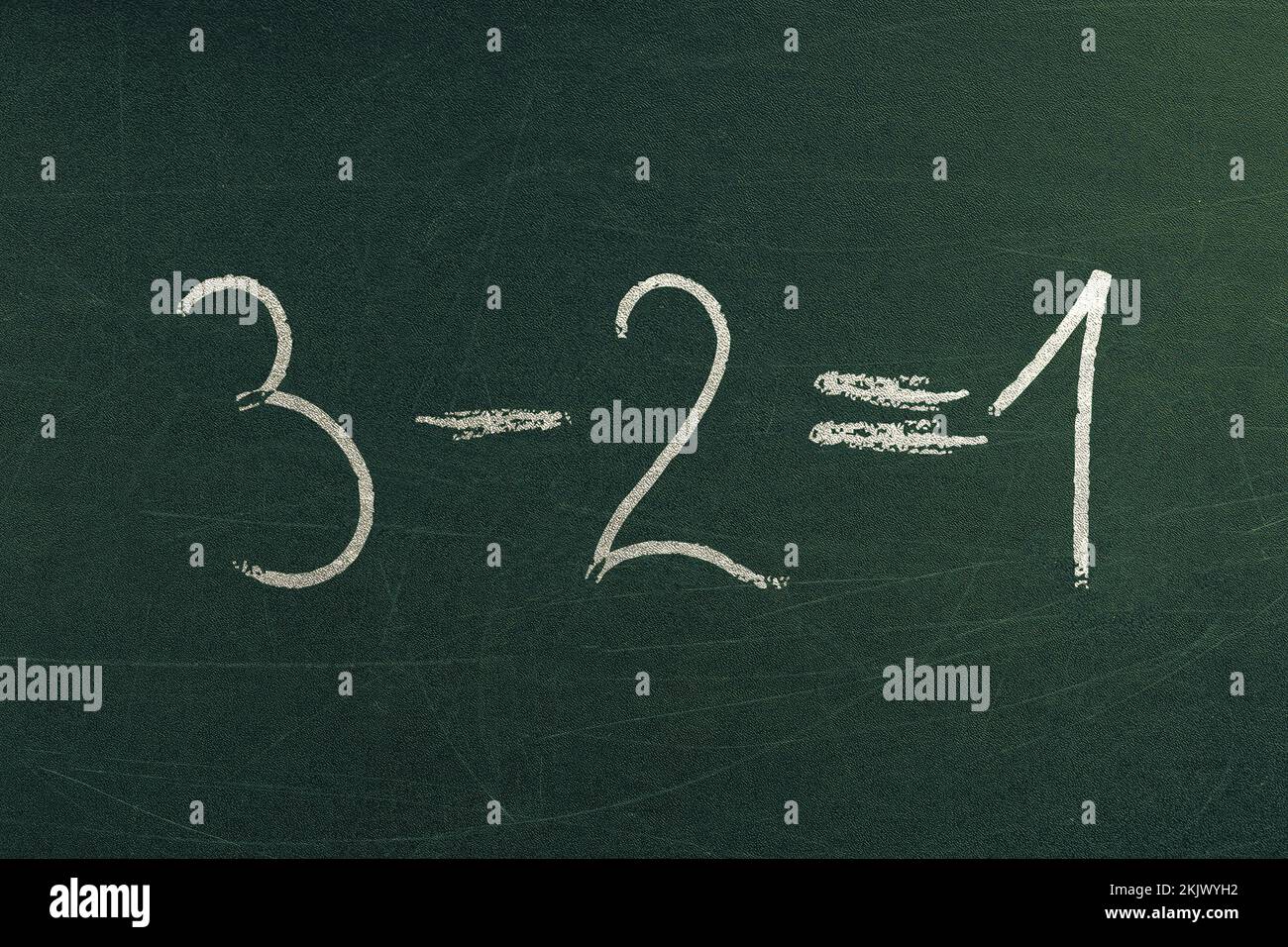 Einfache mathematische Gleichung 3 minus 2 ergibt 1. Mathematikunterricht und Schulformeln. Handgeschrieben auf Tafel Stockfoto