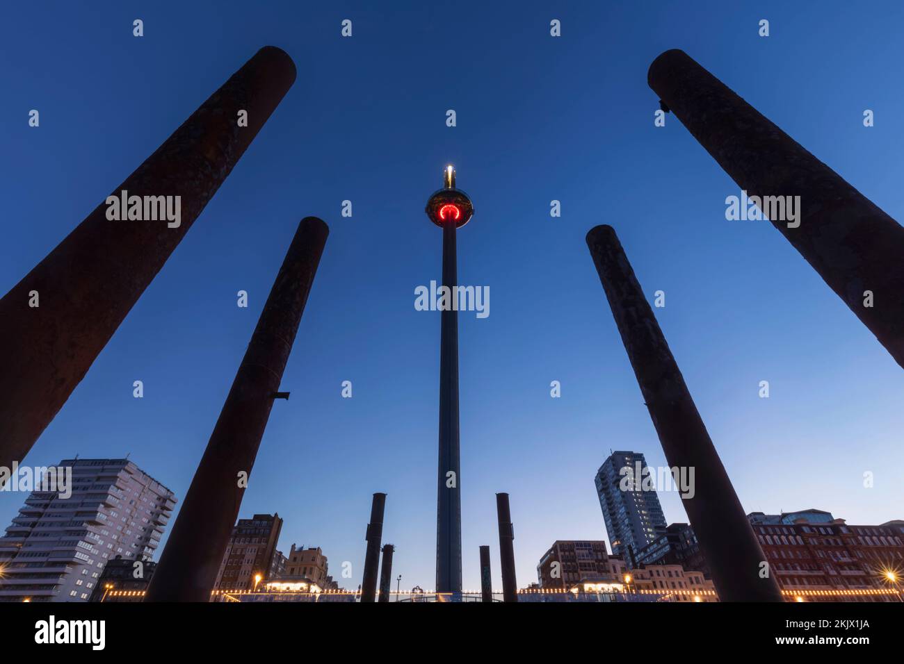 England, East Sussex, Brighton, British Airways i360 Tower und Ruinen des Old West Pier Stockfoto