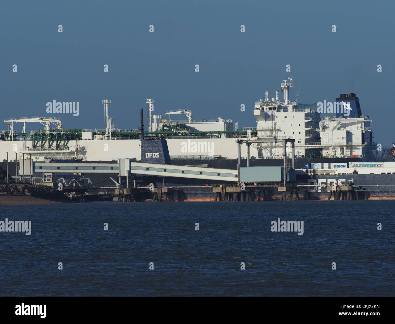 Sheerness, Kent, Großbritannien. 25.. November 2022. Das Gasschiff Golar Bear, das aus Lake Charles, USA, ankommt, passiert den Hafen von Sheerness, Kent, kurz bevor es an der LNG-Anlage Isle of Grain von National Grid anlegt, während die Energiepreise weiter in die Höhe schnellen. Kredit: James Bell/Alamy Live News Stockfoto