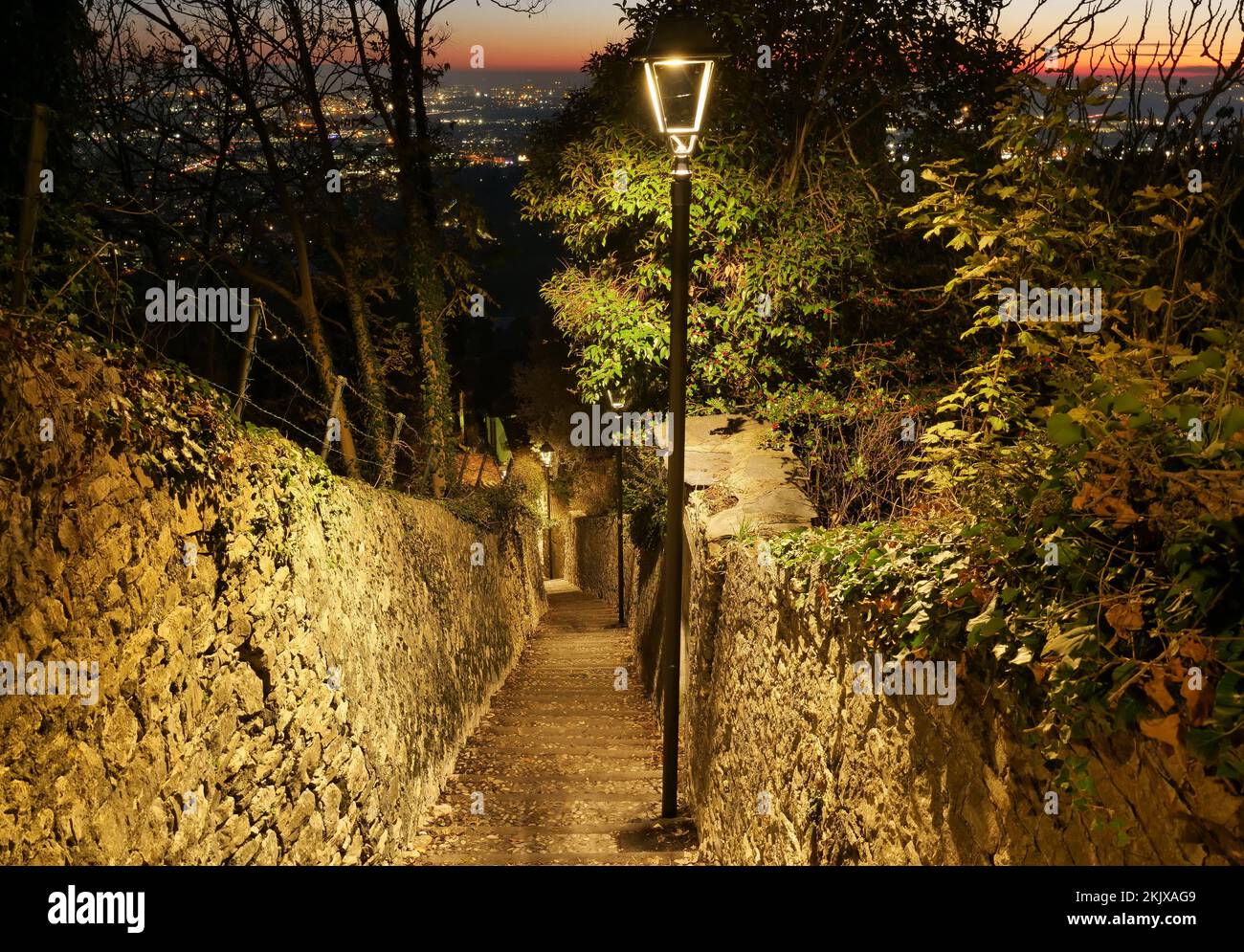 Mittelalterliche Steintreppe „Scorlazzone“ bei Sonnenuntergang in Bergamo alta, Lombardei Italien Stockfoto