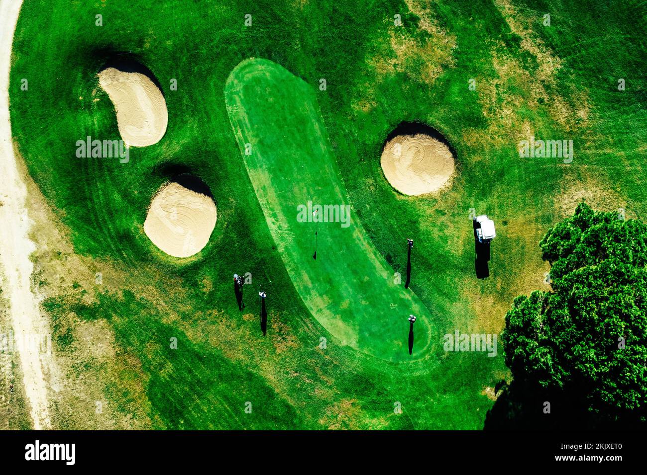 Blick von oben auf den grünen Golfplatz an der Algarve, Portugal Stockfoto
