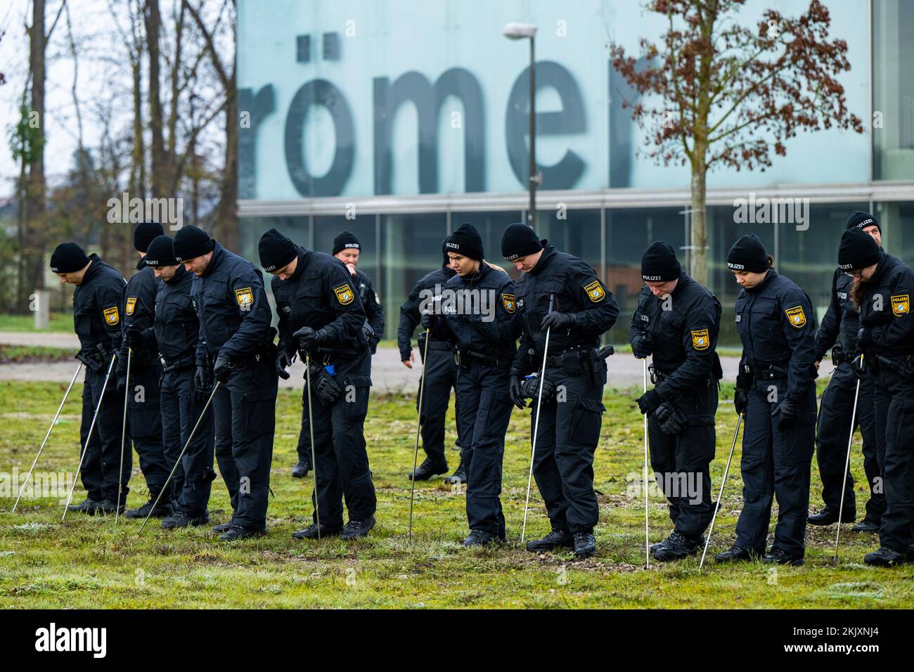 Manching, Deutschland. 25.. November 2022. Die Einsatzkräfte der Polizei durchsuchen die Umgebung des keltischen Römischen Museums nach möglichen Spuren. Nach dem Diebstahl eines keltischen Goldschatzes aus dem Museum in Manching gab es diesen Freitag eine große Durchsuchung durch das Staatliche Kriminalpolizeiamt (LKA) und die Polizei. Dabei sollten weitere Spuren gesichert werden. Kredit: Lennart Preiss/dpa/Alamy Live News Stockfoto