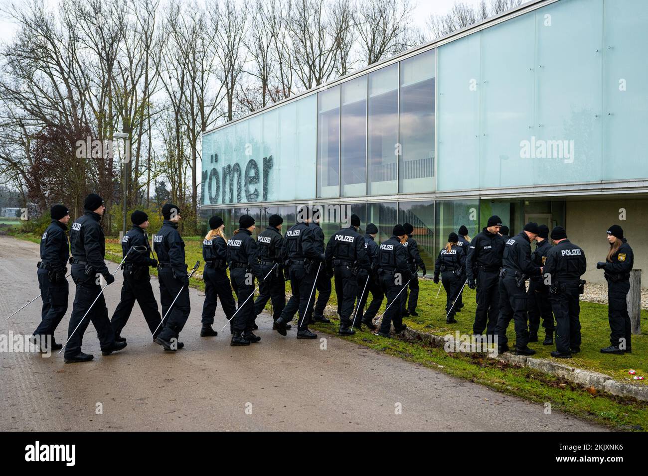 Manching, Deutschland. 25.. November 2022. Die Einsatzkräfte der Polizei durchsuchen die Umgebung des keltischen Römischen Museums nach möglichen Spuren. Nach dem Diebstahl eines keltischen Goldschatzes aus dem Museum in Manching gab es diesen Freitag eine große Durchsuchung durch das Staatliche Kriminalpolizeiamt (LKA) und die Polizei. Dabei sollten weitere Spuren gesichert werden. Kredit: Lennart Preiss/dpa/Alamy Live News Stockfoto