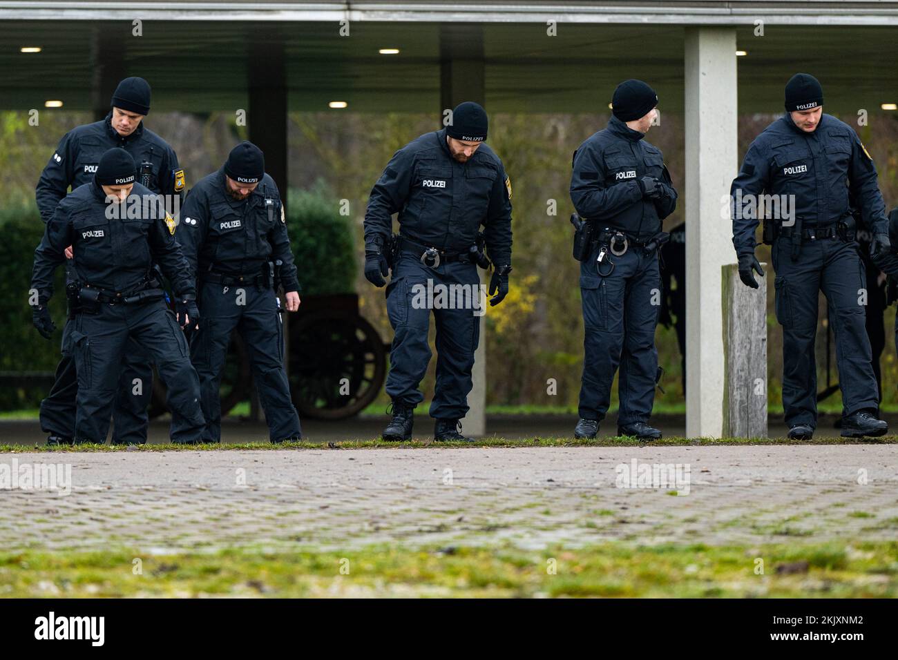 Manching, Deutschland. 25.. November 2022. Die Einsatzkräfte der Polizei durchsuchen die Umgebung des keltischen Römischen Museums nach möglichen Spuren. Nach dem Diebstahl eines keltischen Goldschatzes aus dem Museum in Manching gab es diesen Freitag eine große Durchsuchung durch das Staatliche Kriminalpolizeiamt (LKA) und die Polizei. Dabei sollten weitere Spuren gesichert werden. Kredit: Lennart Preiss/dpa/Alamy Live News Stockfoto