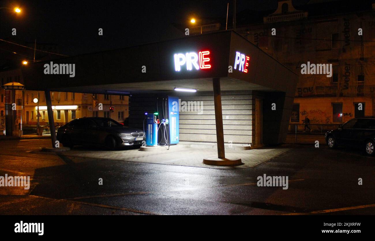 Schnellladestation PREpoint für Elektroautos im Prager Holesovice, 24.11.2022, Prag. Das öffentliche PREpoint-Ladenetz wird vom C betrieben Stockfoto