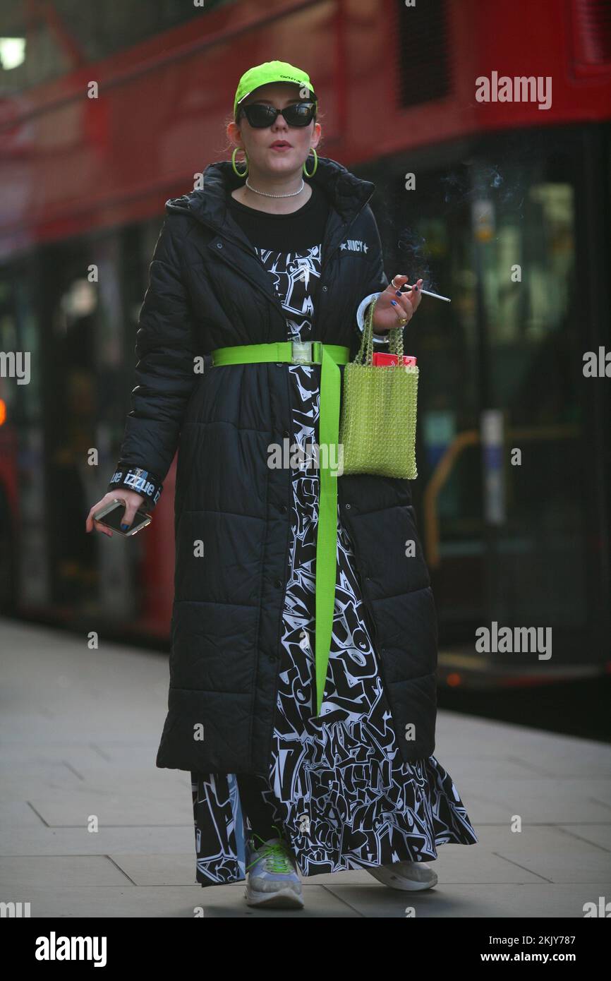 Straßenfoto einer rauchenden Frau in einer Straße in London Stockfoto