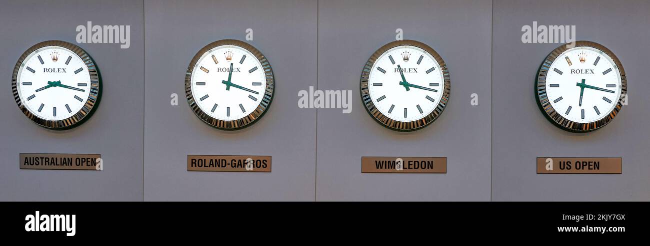 Uhren zeigen die Zeit an 4 Grand Slam Turnieren im Roland Garros Tennis Complex in Paris Stockfoto