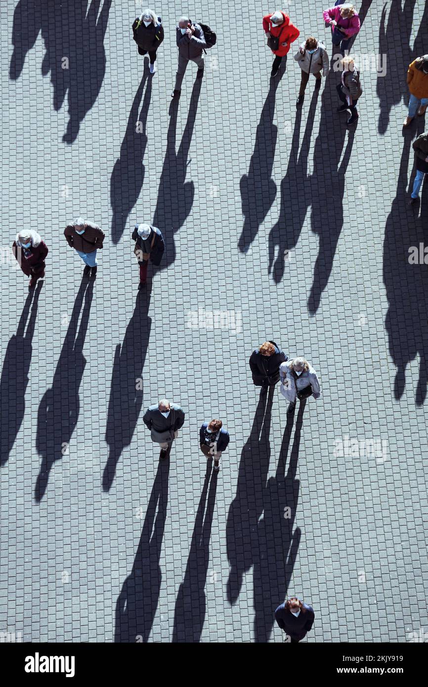 Große Gruppe von Personen, die durch die Stadt, Bilbao, das baskenland, spanien spazieren gehen Stockfoto