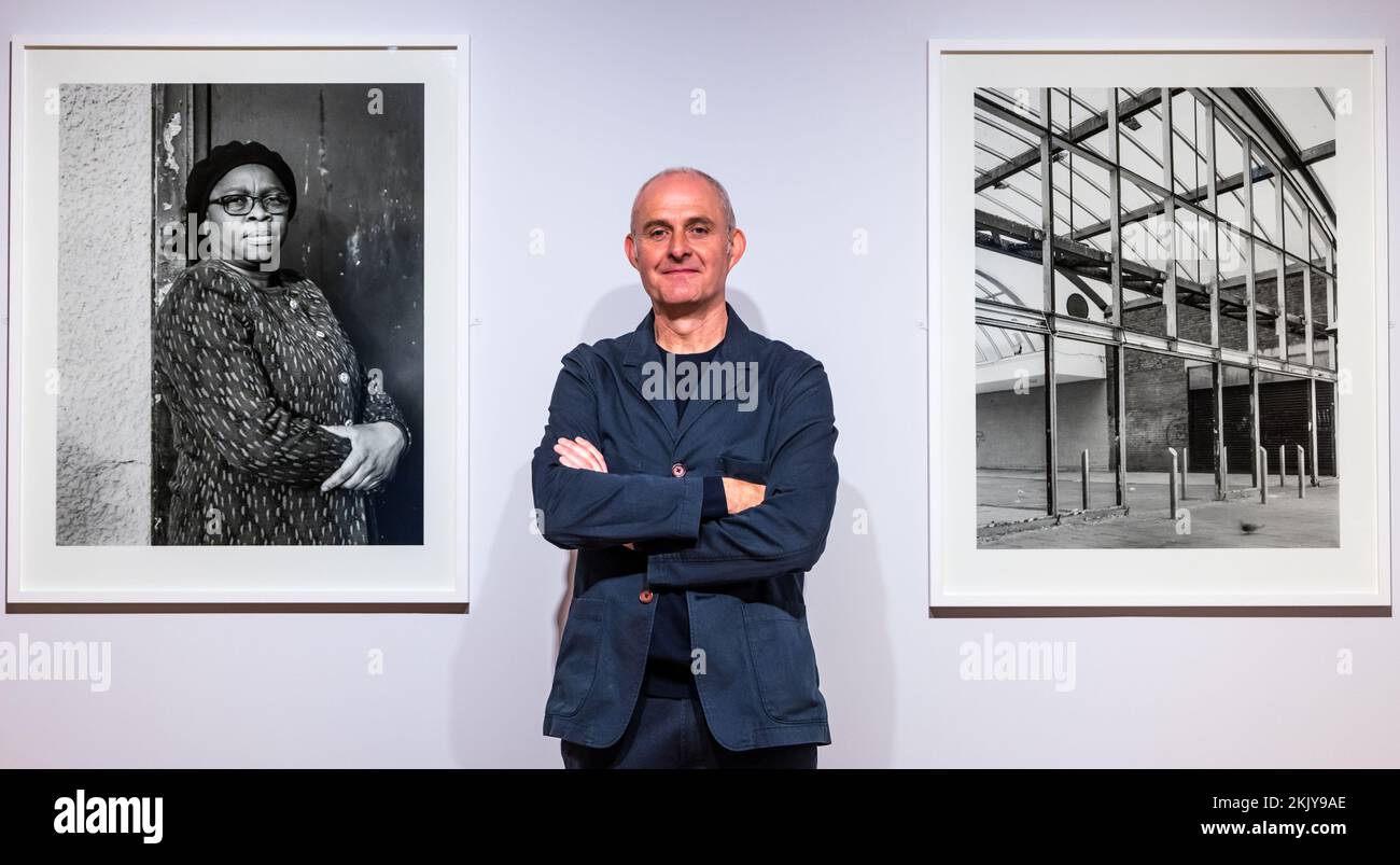 City Art Centre, Edinburgh, Schottland, Großbritannien, 25. November 2022, Neue Fotoausstellung: Die morgige Eröffnung der „No Ruined Stone“ zeigt 38 große Schwarzweißfotos, die die bebaute Umgebung und die Bewohner von Muirhouse vom Fotografen Paul Duke dokumentieren. Im Bild: Paul Duke mit einigen seiner Fotos. Kredit: Sally Anderson/Alamy Live News Stockfoto