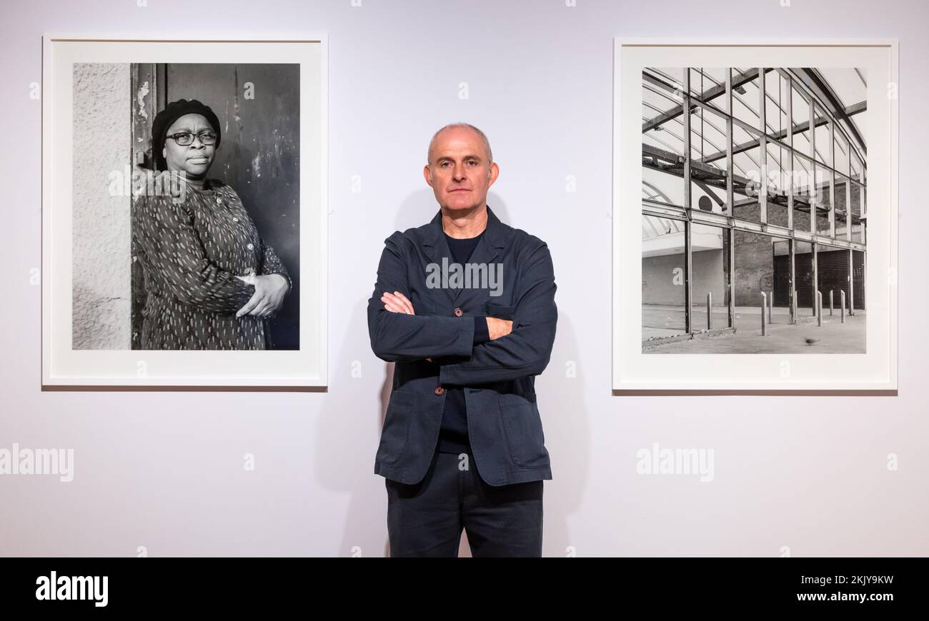 City Art Centre, Edinburgh, Schottland, Großbritannien, 25. November 2022, Neue Fotoausstellung: Die morgige Eröffnung der „No Ruined Stone“ zeigt 38 große Schwarzweißfotos, die die bebaute Umgebung und die Bewohner von Muirhouse vom Fotografen Paul Duke dokumentieren. Im Bild: Paul Duke mit einigen seiner Fotos. Kredit: Sally Anderson/Alamy Live News Stockfoto