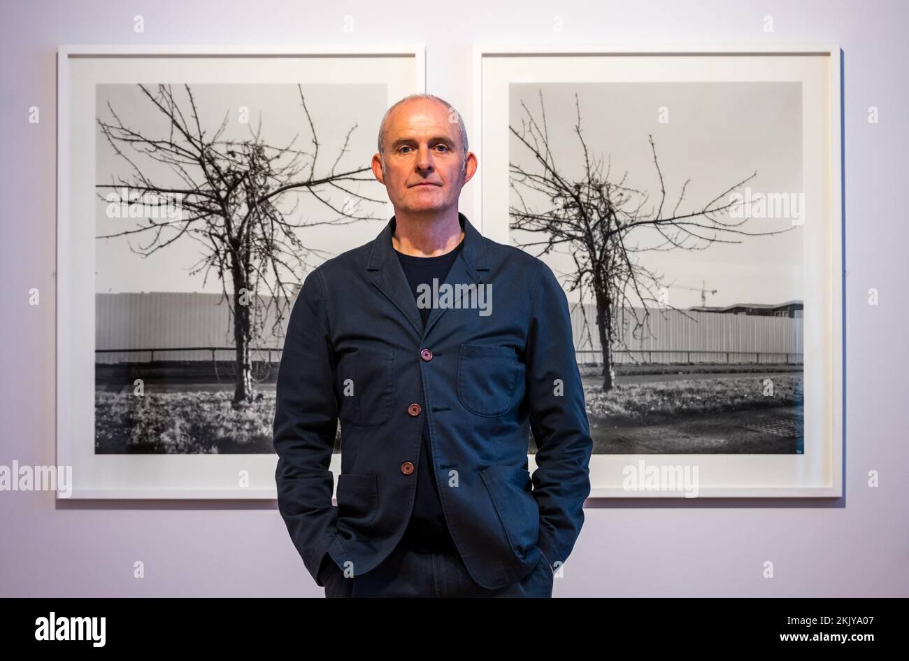 City Art Centre, Edinburgh, Schottland, Großbritannien, 25. November 2022, Neue Fotoausstellung: Die morgige Eröffnung der „No Ruined Stone“ zeigt 38 große Schwarzweißfotos, die die bebaute Umgebung und die Bewohner von Muirhouse vom Fotografen Paul Duke dokumentieren. Im Bild: Paul Duke mit einigen seiner Fotos. Kredit: Sally Anderson/Alamy Live News Stockfoto
