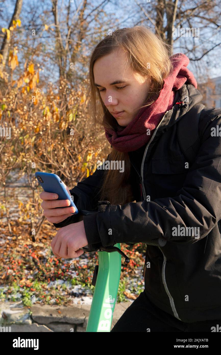 Mann mit Elektroroller Stockfoto