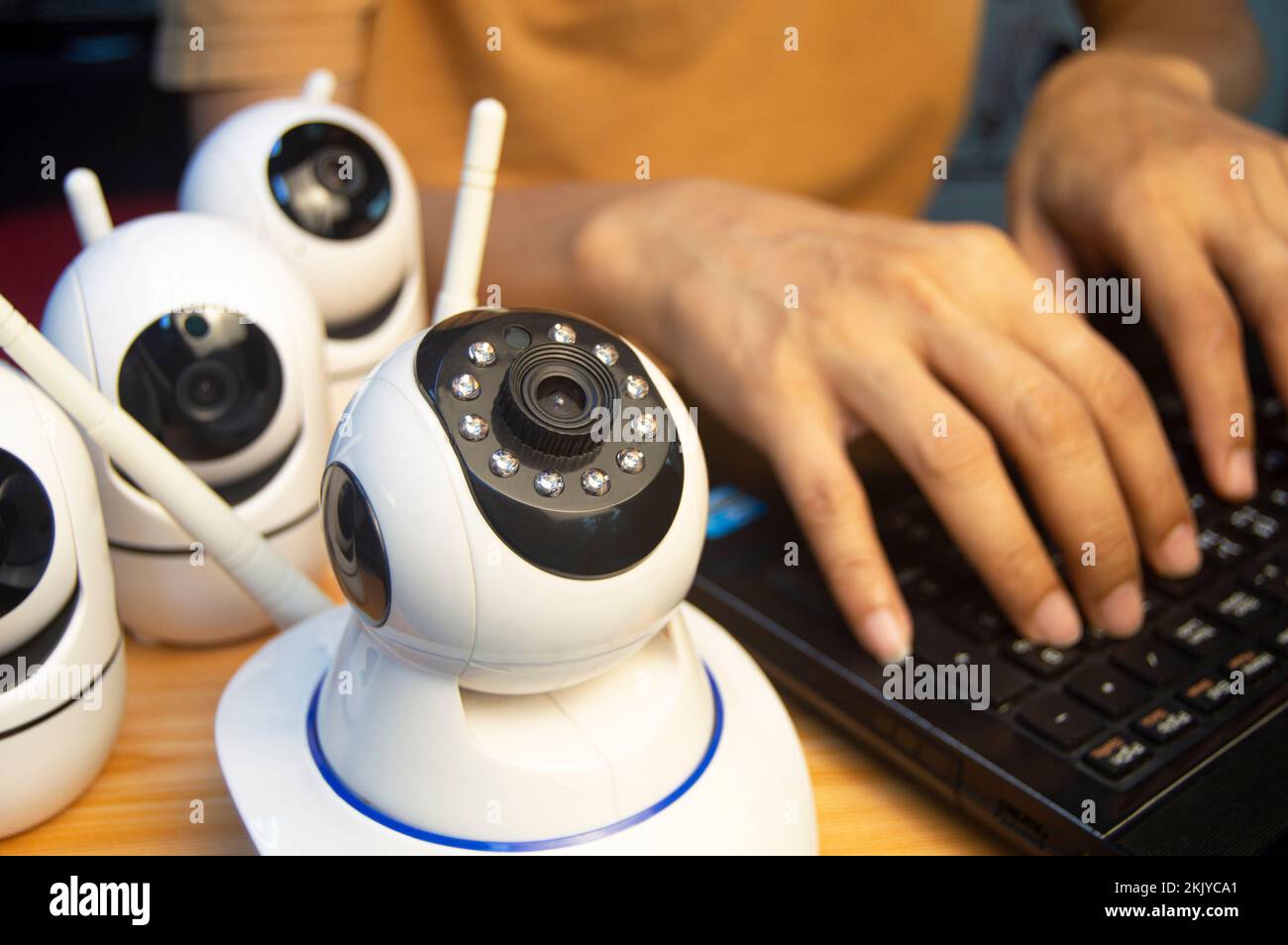 IP-Kamerabediener richten Sie die IP-Kamera über den Computer ein. Stockfoto