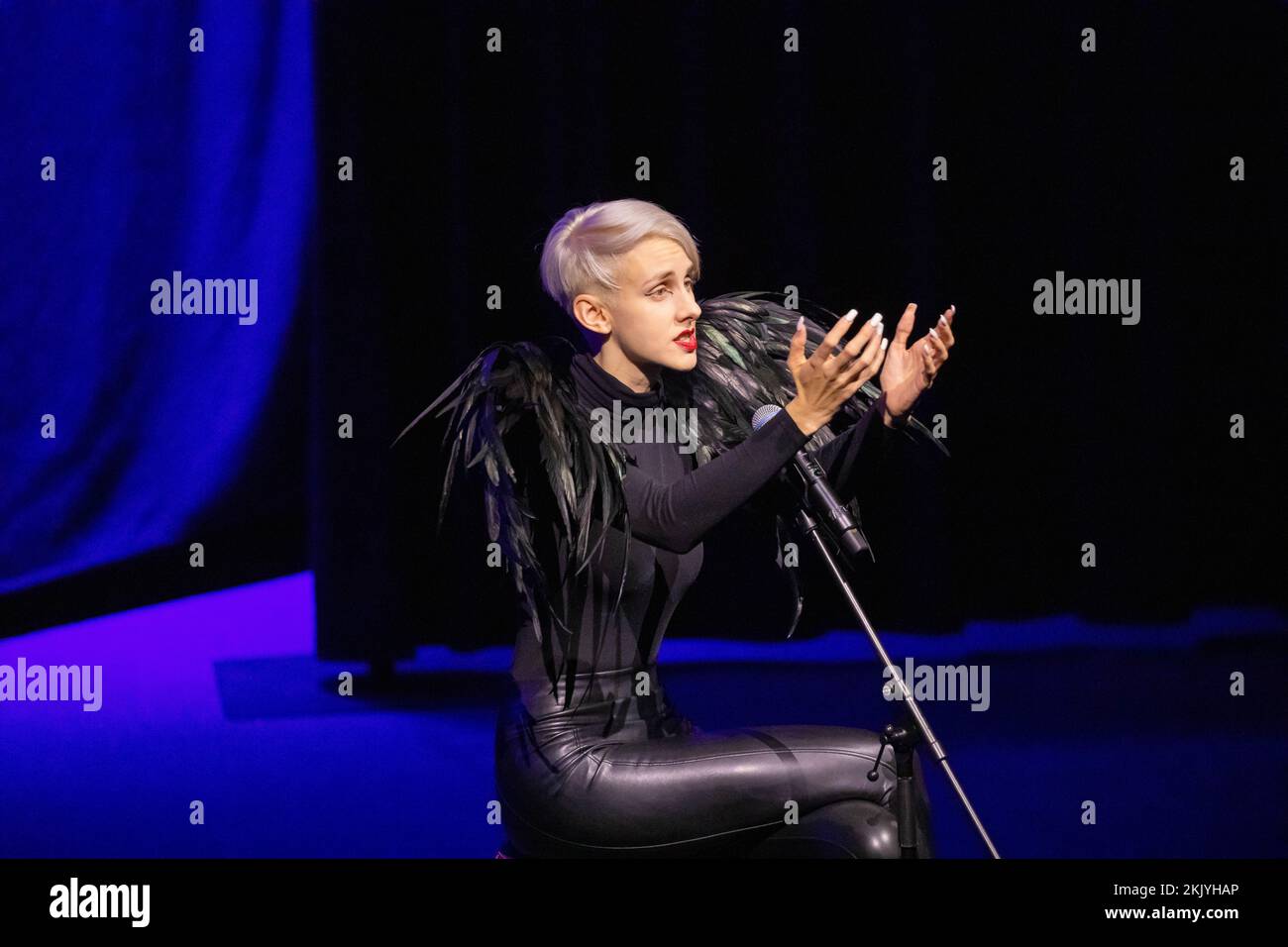 Lisa Eckhart bei ihr Soloprogramm „Lisa Eckhart - die Vorteile des Lasters – ungenierte Sonderausgabe“ in der Stadthalle Krone.Bautzen, 23.11.2022. Stockfoto