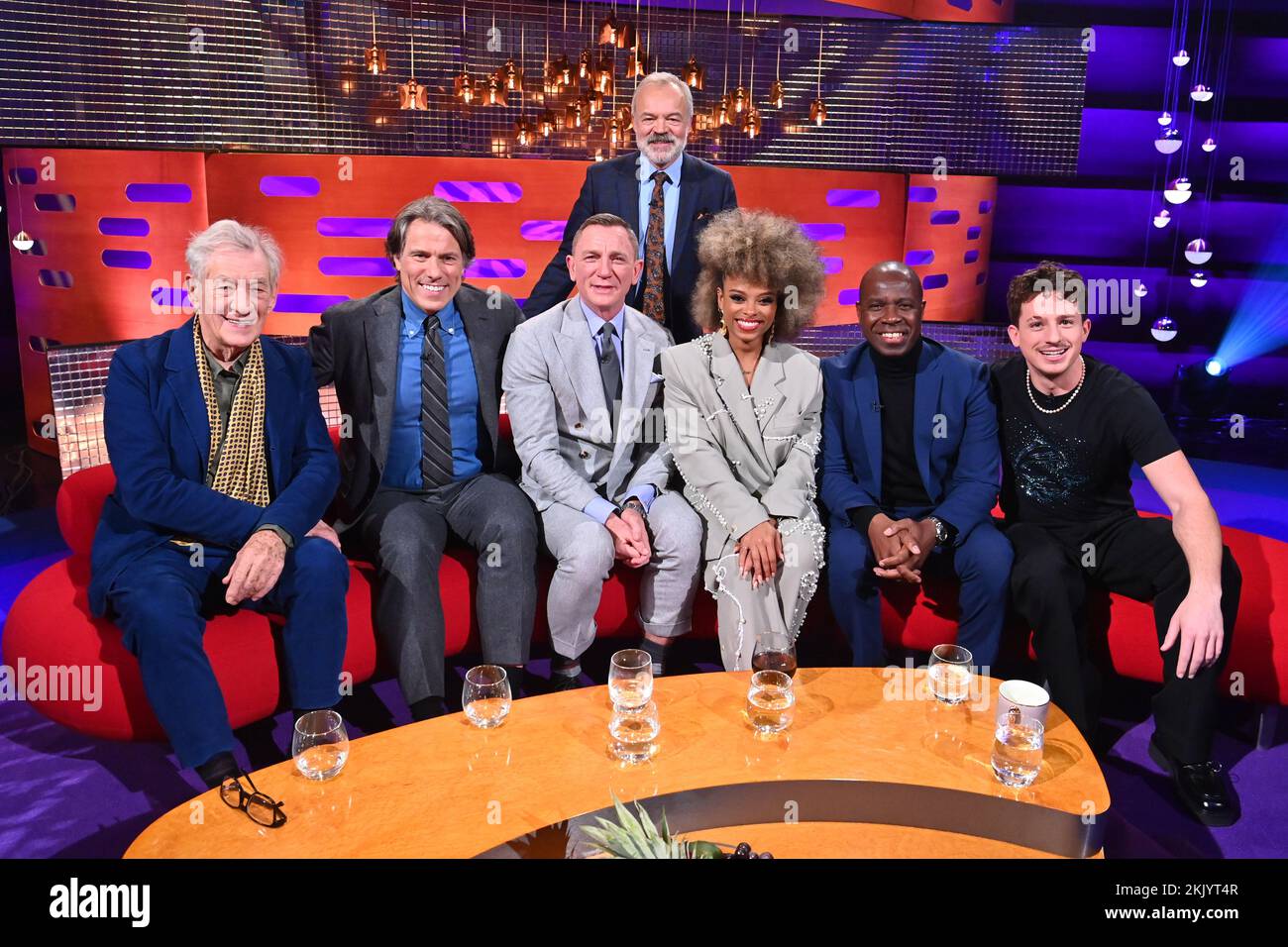 NUR REDAKTIONELLE VERWENDUNG (von links nach rechts) Ian McKellen, John Bishop, Daniel Craig, Gastgeber Graham Norton, Fleur East, Clive Myrie und Charlie Puth während der Dreharbeiten für die Graham Norton Show im BBC Studioworks 6 Television Centre, Wood Lane, London, die am Freitagabend auf BBC One ausgestrahlt werden. Stockfoto