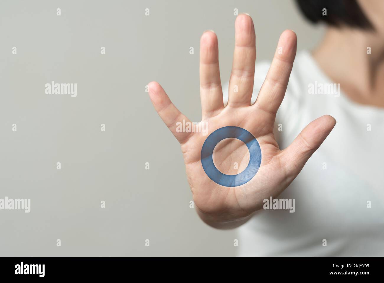Weltdiabetes-Tag-Konzept: Frau zeigt eine Hand mit blauem Kreis darauf Stockfoto