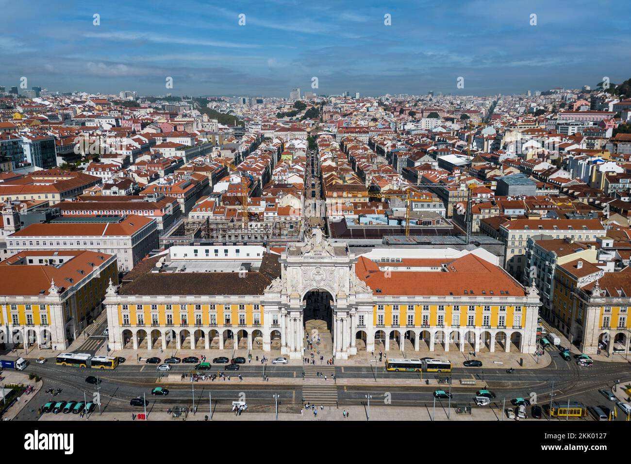 Blick aus der Vogelperspektive auf das historische Wahrzeichen Rua Augusta Arch am Comercio Square bei Tag in Lissabon, Portugal. Stockfoto