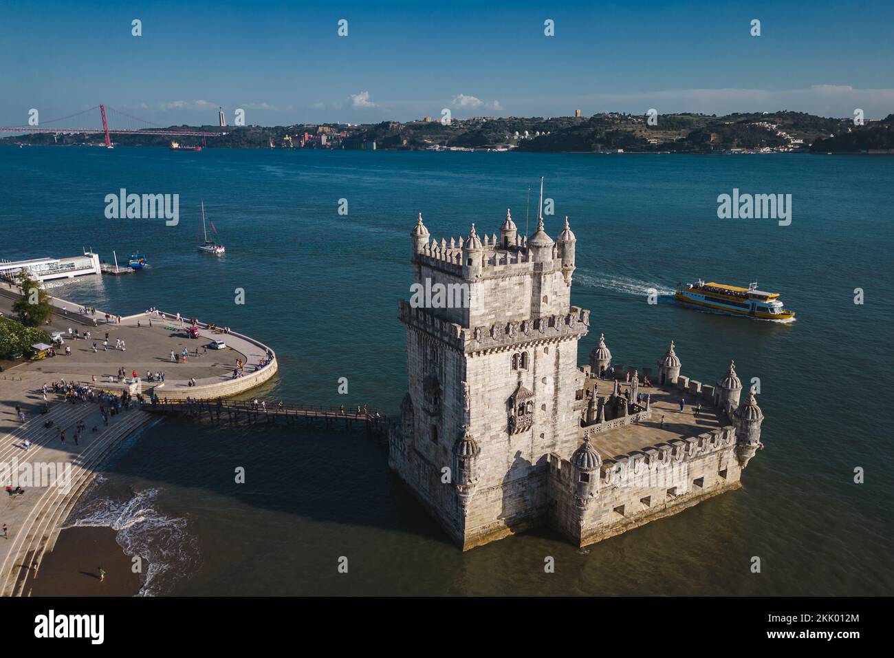 Blick aus der Vogelperspektive auf das historische Wahrzeichen Belem Tower (Portugiesisch: Torre de Belem) am nördlichen Ufer des Tejo in Lissabon, Portugal. Stockfoto