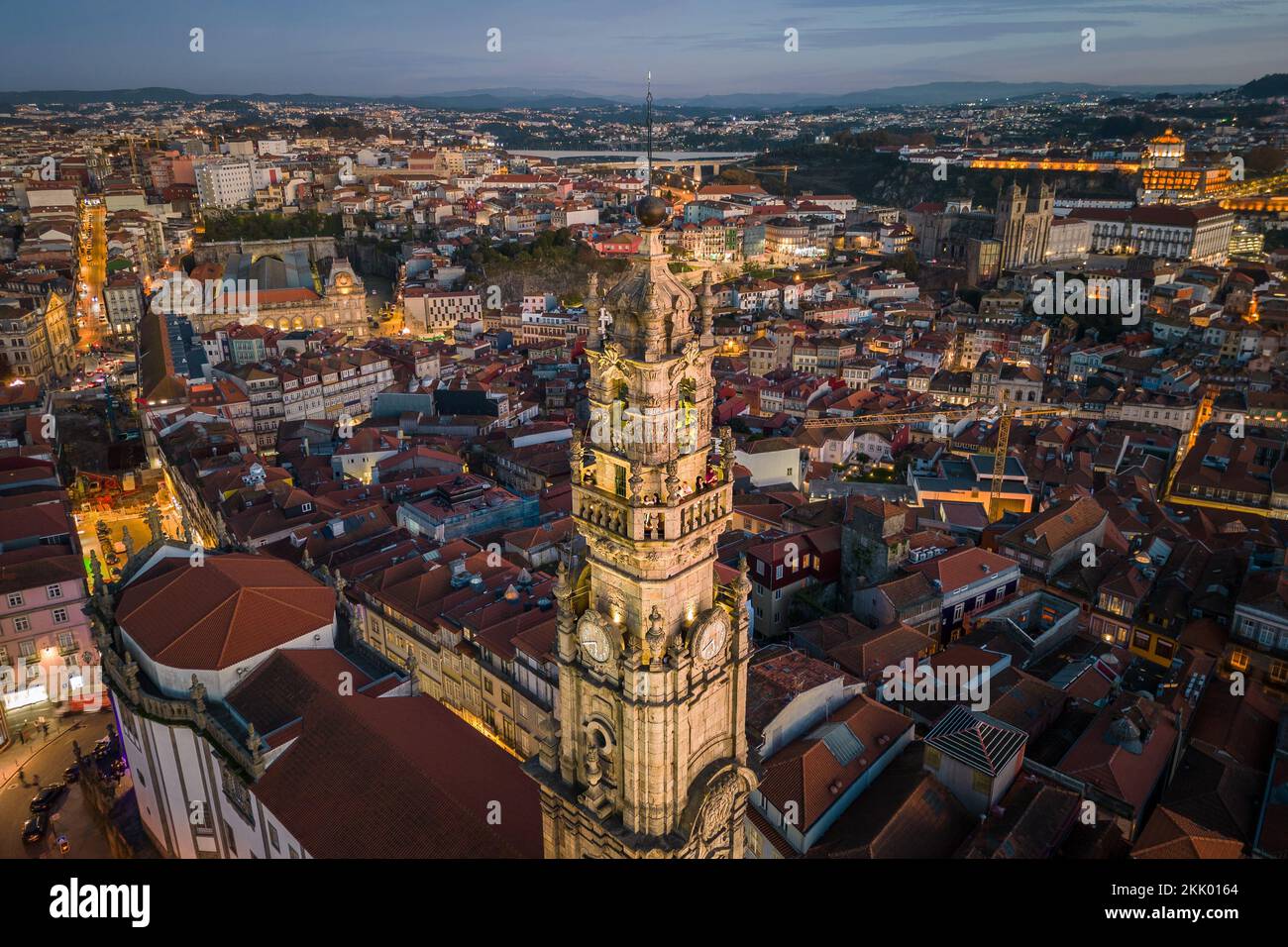 Der Clerigos-Turm aus dem 18.. Jahrhundert (Portugiesisch: Torre dos Clerigos) und das Stadtbild von Porto in der Abenddämmerung in Porto (Porto), Portugal. Stockfoto