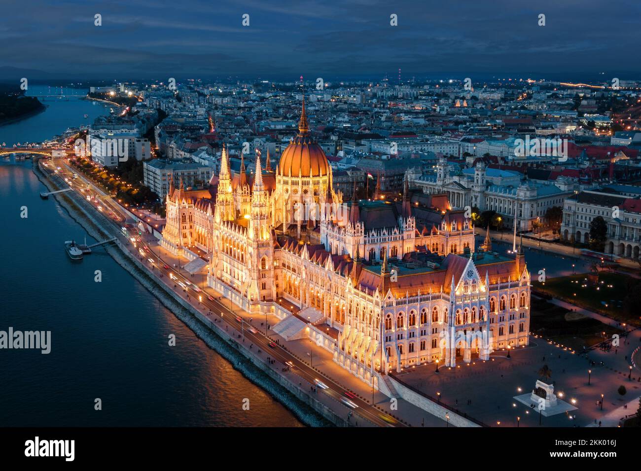 Blick aus der Vogelperspektive auf das architektonische Wahrzeichen des ungarischen Parlaments in der Dämmerung in Budapest, Ungarn. Stockfoto