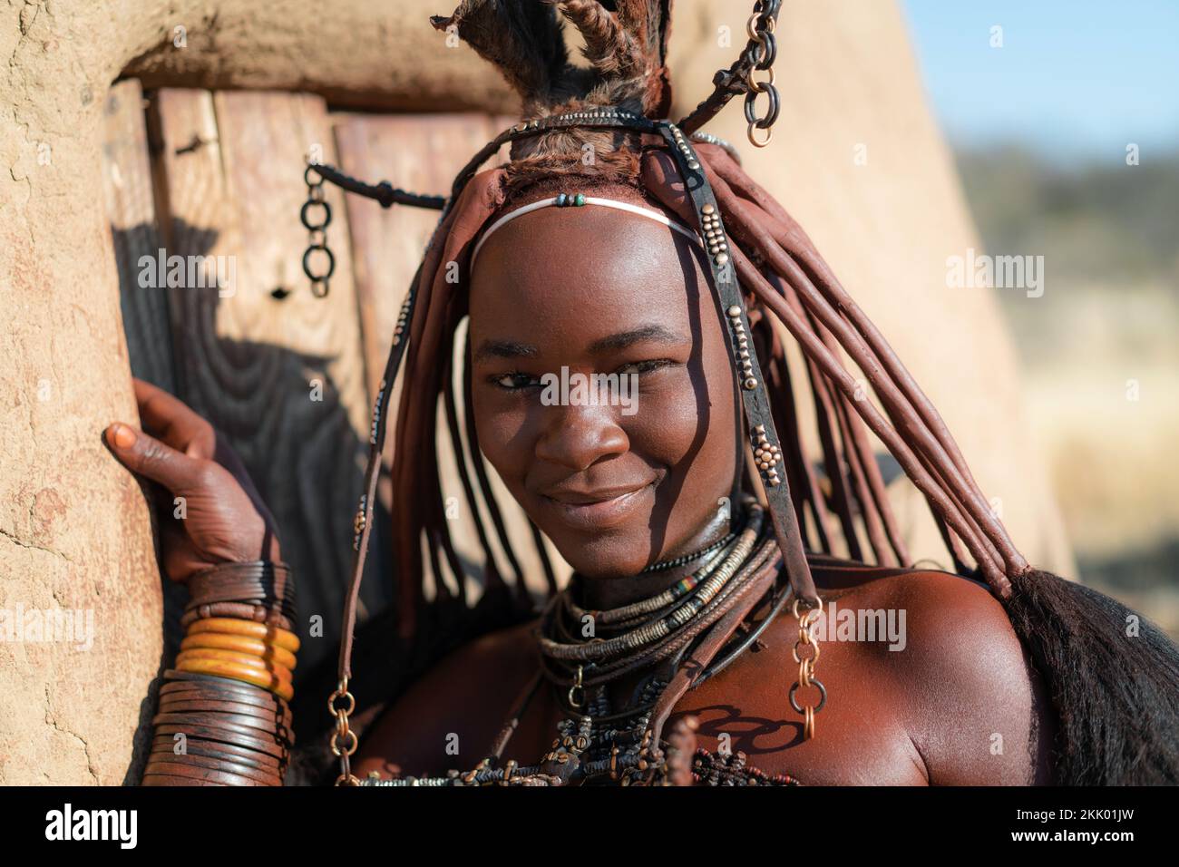 Junge Himba-Frau in Namibia, Afrika, in traditionellem Stil gekleidet. Stockfoto