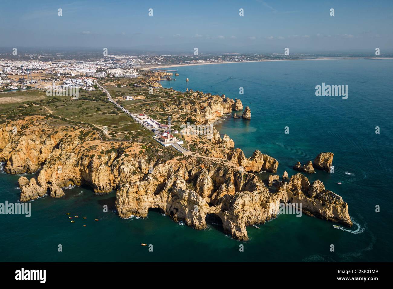 Blick aus der Vogelperspektive auf Ponta da Piedade in Lagos, Algarve, Portugal. Stockfoto