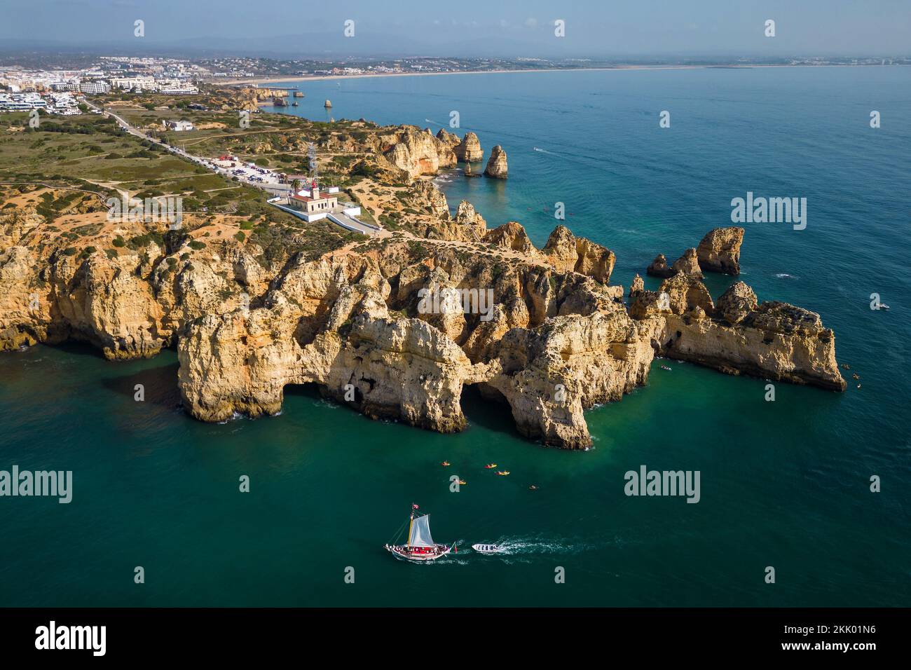 Blick aus der Vogelperspektive auf Ponta da Piedade in Lagos, Algarve, Portugal. Stockfoto
