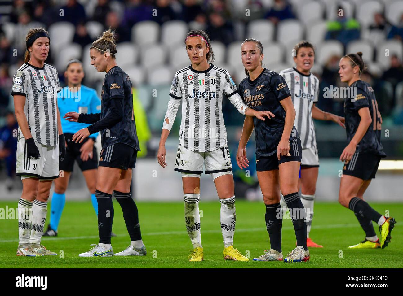 Turin, Italien. 24.. November 2022. Barbara Bonansea (11) von Juventus und Lia Walti (13) von Arsenal im Juventus-Stadion in Turin beim Spiel der UEFA Women's Champions League zwischen Juventus und Arsenal. (Foto: Gonzales Photo/Alamy Live News Stockfoto