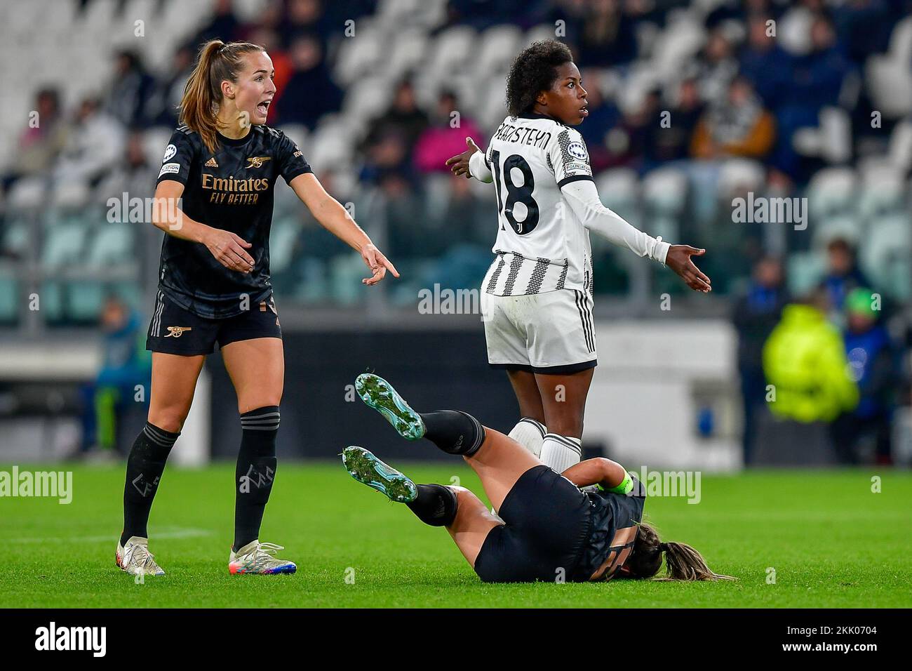 Turin, Italien. 24.. November 2022. Lia Walti (13) und Katie McCabe (15) von Arsenal im Juventus-Stadion in Turin beim Spiel der UEFA Women's Champions League zwischen Juventus und Arsenal. (Foto: Gonzales Photo/Alamy Live News Stockfoto