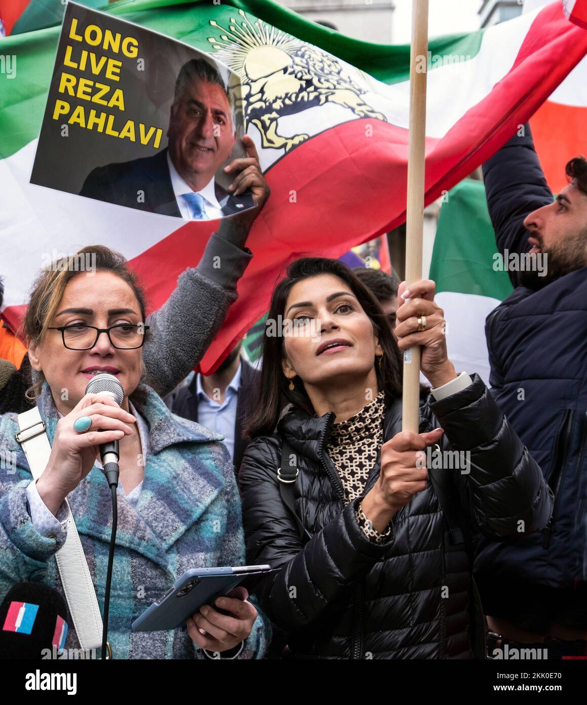 Iraner, die in England leben und gegen die Islamische Republik im Iran protestieren. Sie unterstützen den Womens-Aufstand gegen die repressive Herrschaft über das Tragen des Hijabs nach dem Tod von Mahsa Amini. London, 2022. November Stockfoto