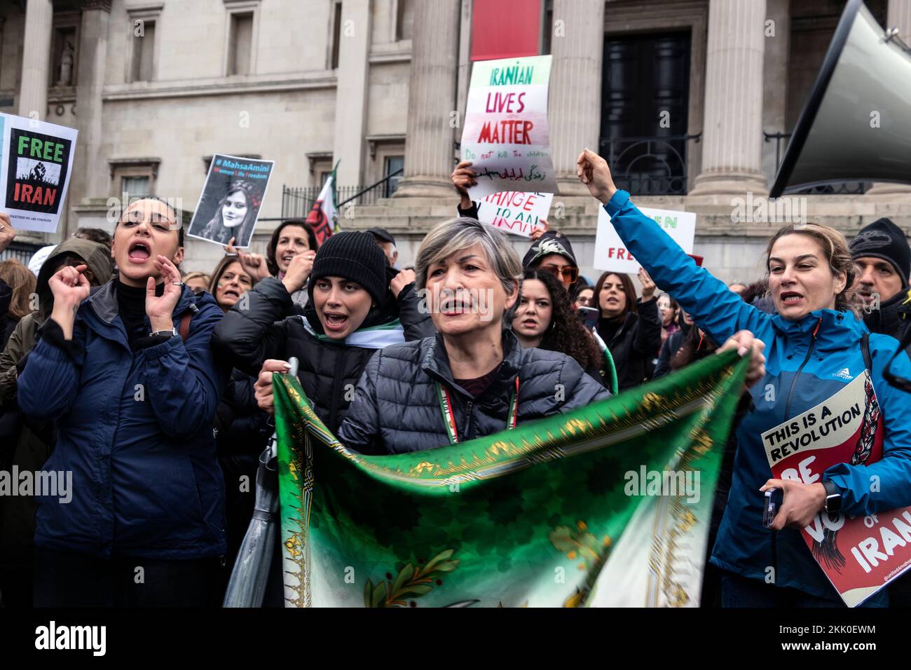Iraner, die in England leben und gegen die Islamische Republik im Iran protestieren. Sie unterstützen den Womens-Aufstand gegen die repressive Herrschaft über das Tragen des Hijabs nach dem Tod von Mahsa Amini. London, 2022. November Stockfoto