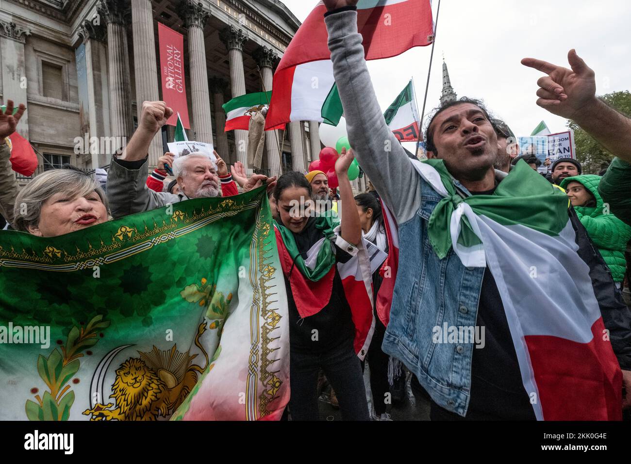 Iraner, die in England leben und gegen die Islamische Republik im Iran protestieren. Sie unterstützen den Womens-Aufstand gegen die repressive Herrschaft über das Tragen des Hijabs nach dem Tod von Mahsa Amini. London, 2022. November Stockfoto