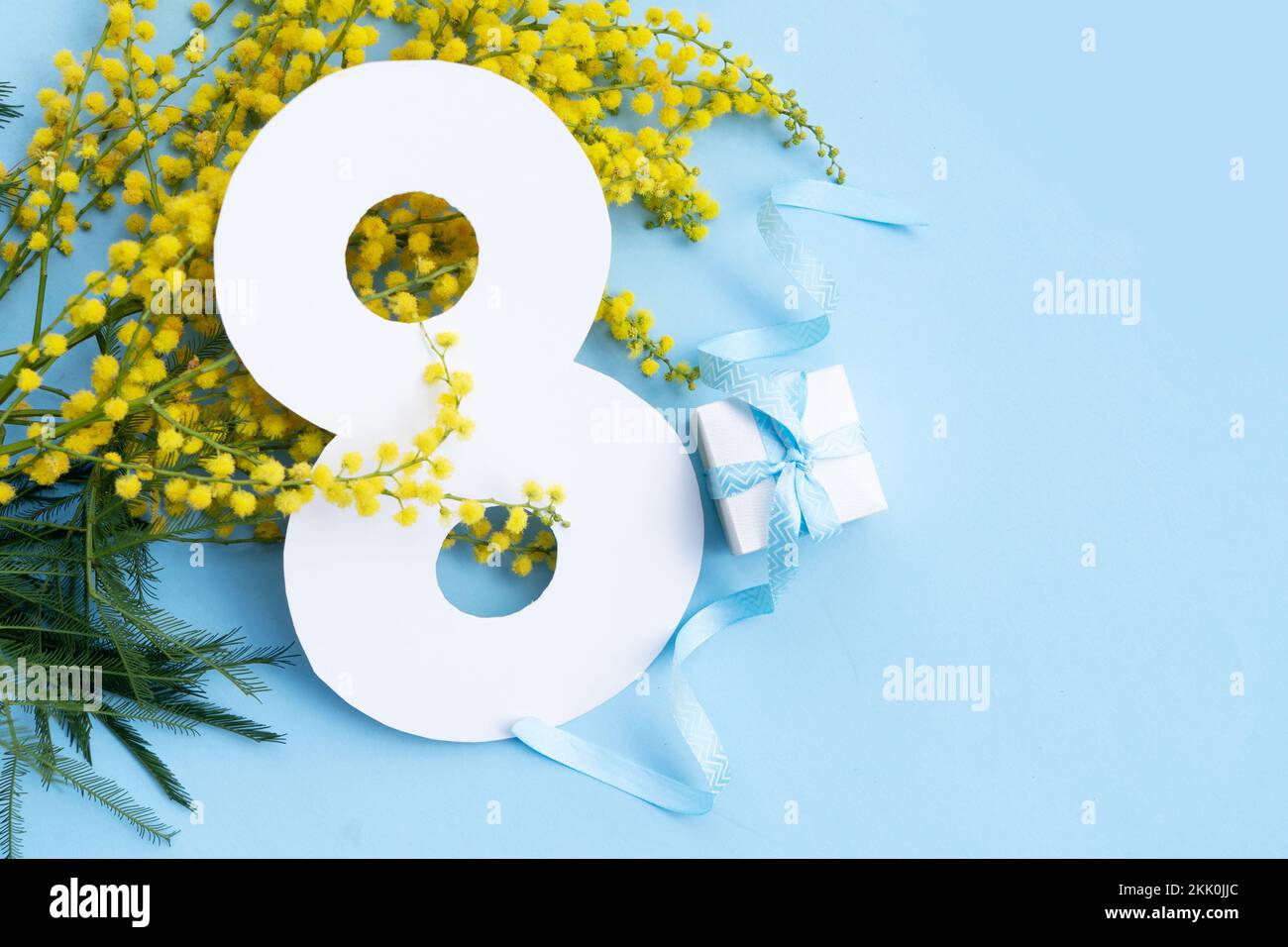 Mimosa Blüten auf blauem Hintergrund Stockfoto