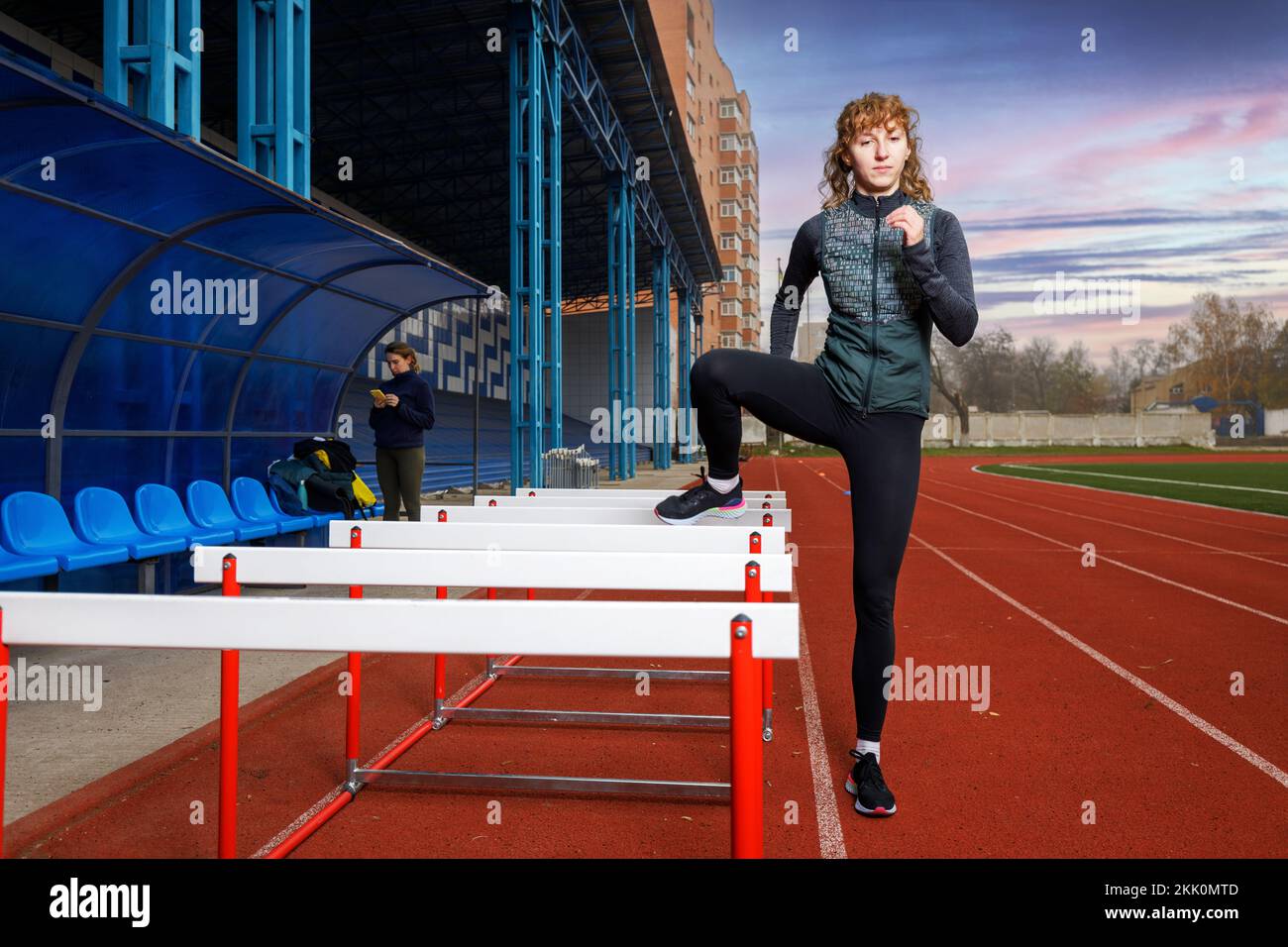 Sportlerinnen beim Sporttraining mit Hürden im Stadion Stockfoto
