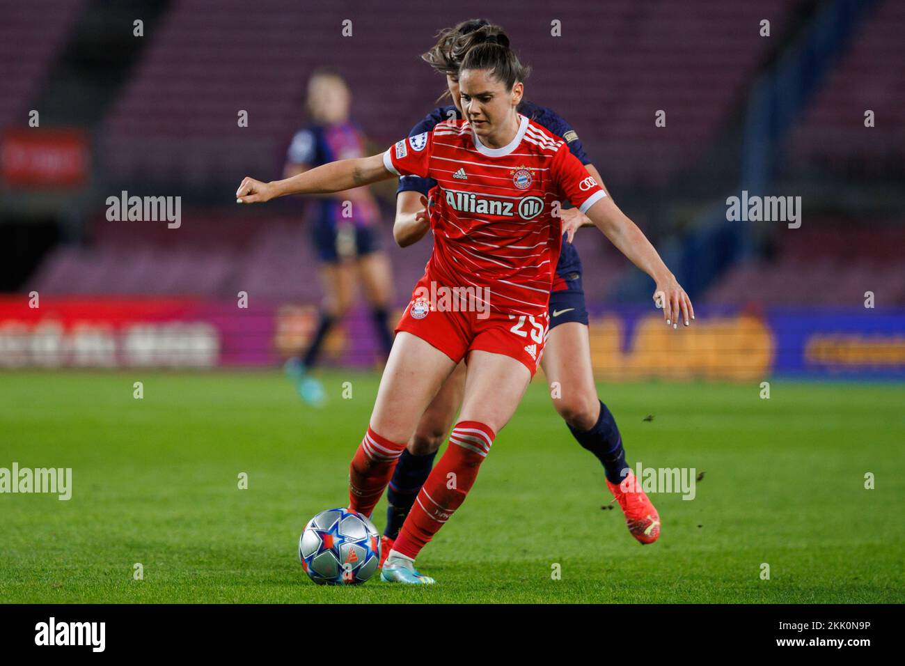 Barcelona, Spanien. 24.. November 2022. Sarah Zadrazil vom FC Bayern Munchen in Aktion während des UEFA Womens Champions League-Spiels zwischen dem FC Barcelona und dem FC Bayern Munchen im Camp Nou in Barcelona, Spanien. Kredit: DAX Images/Alamy Live News Stockfoto