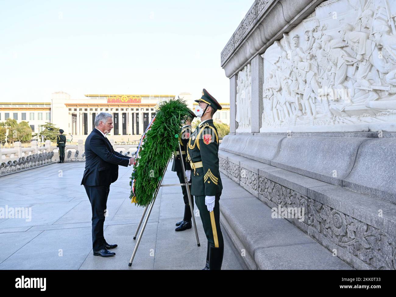 Peking, China. 25.. November 2022. Miguel Diaz-Canel Bermudez, erster Sekretär des Zentralkomitees der Kommunistischen Partei Kubas und kubanischer Präsident, legt einen Kranz am Denkmal für die Volkshelden auf dem Tian'anmen-Platz in Peking, Hauptstadt Chinas, am 25. November 2022. Kredit: Shen Hong/Xinhua/Alamy Live News Stockfoto