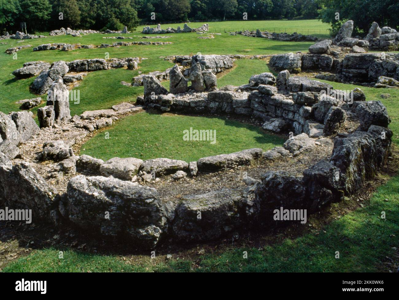 DIN Lligwy Hut Group, Anglesey, Wales, UK: Blick nach SE auf das Hauptroundhouse einer geschlossenen Siedlung aus der römischen Zeit. Stockfoto