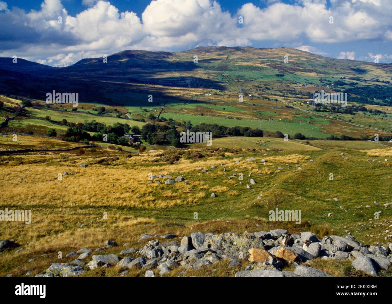 Sehen Sie NNW über der Stadtmauer von Pen y Gaer Iron Age Hillfort, Conwy, Wales, Großbritannien, und zeigen Sie die Chevaux de frise und die Erdbauabwehr vor dem W-Eingang. Stockfoto