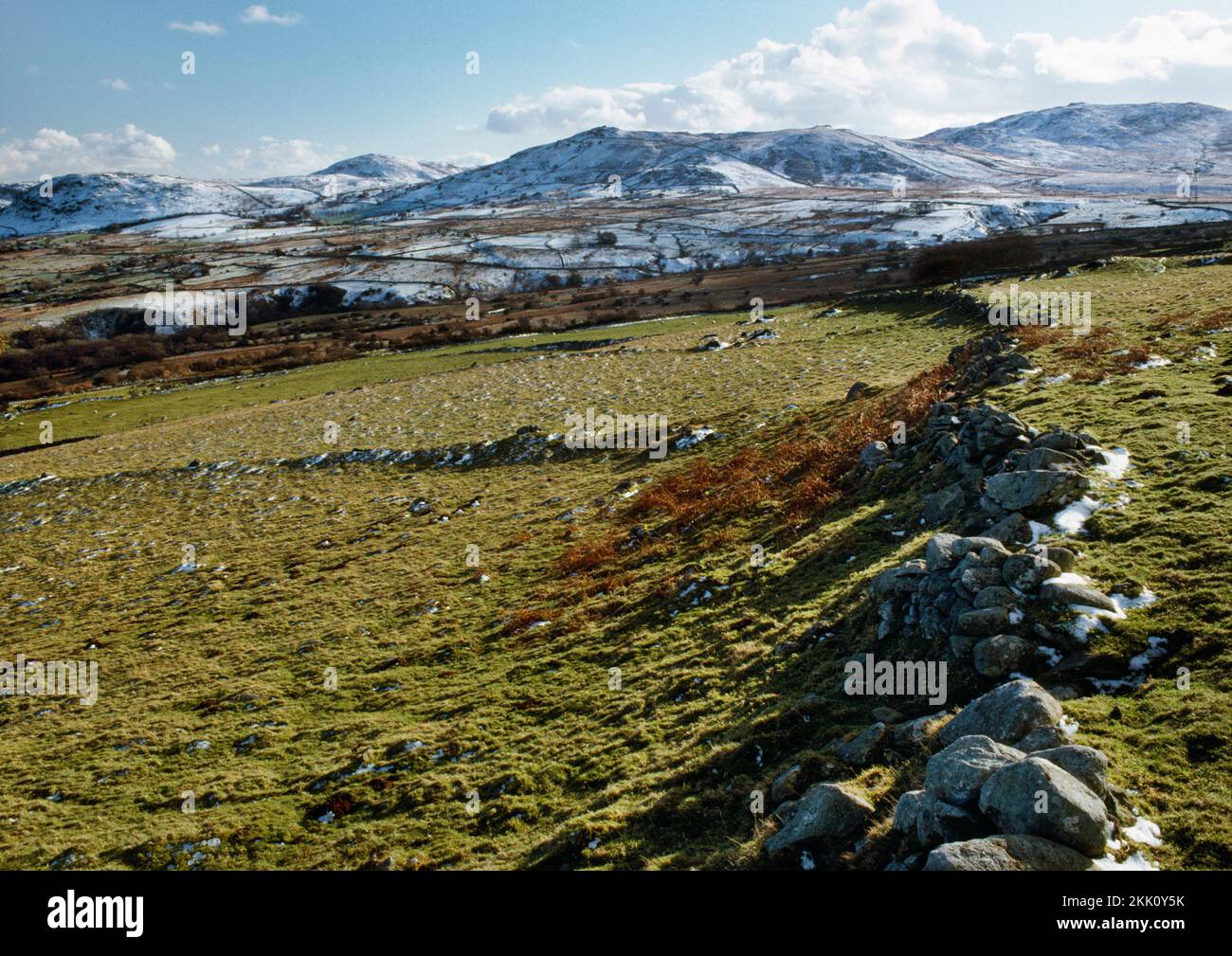 Sehen Sie SSW der terrassenförmigen Felder aus der Eisenzeit NE von Maen y Bardd Dolmen auf den südlichen Hängen von Tal y Fan über dem Tale of Conwy, North Wales, Großbritannien. Stockfoto