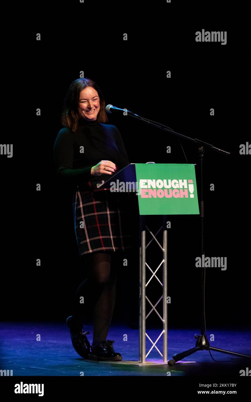 Emma Gracie spricht bei einer Protestkundgebung im Palace Theatre, Westcliff on Sea, Essex, Großbritannien. Protestieren gegen Sparmaßnahmen. Krankenschwester Stockfoto