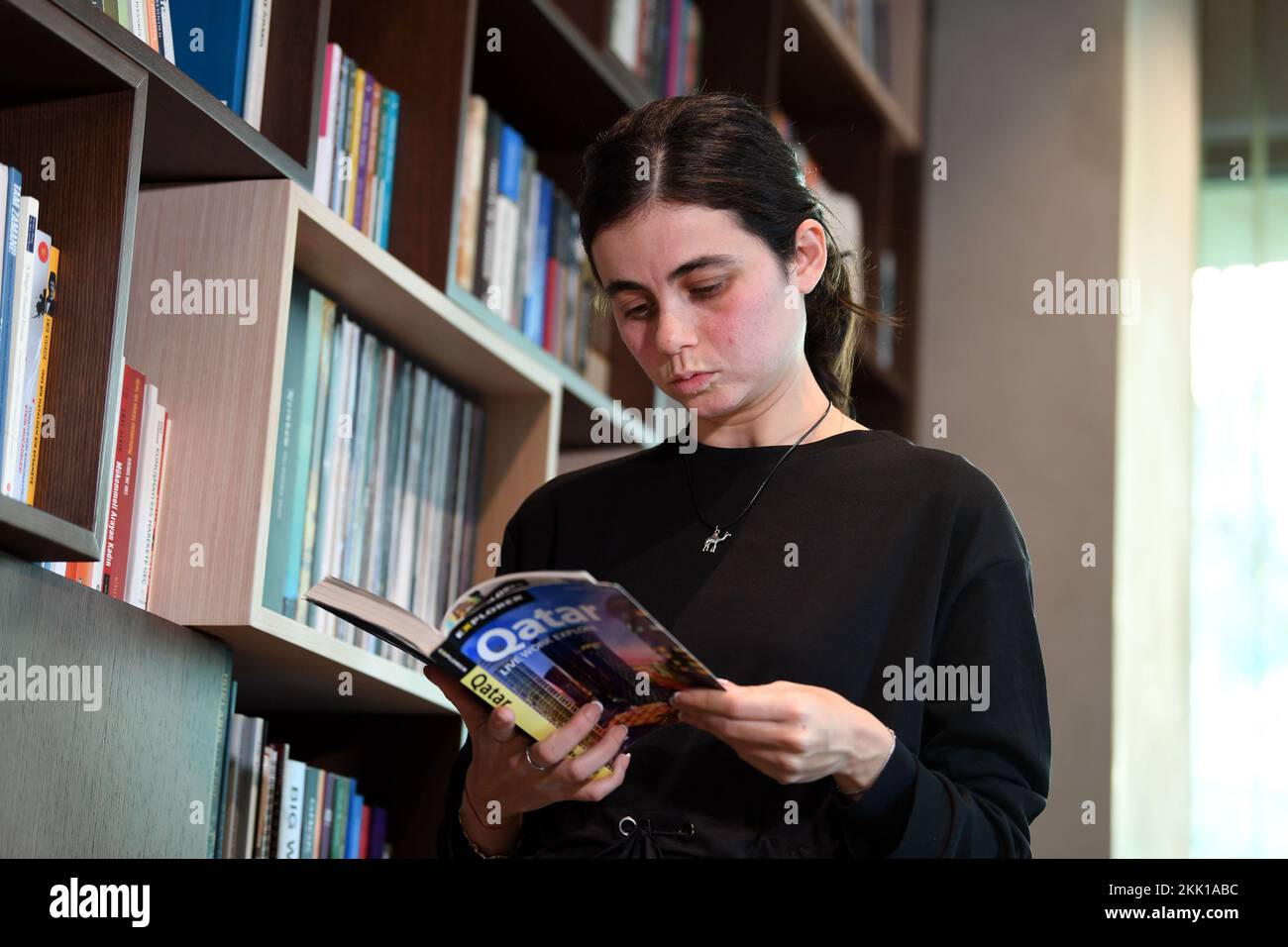 (221125) -- ISTANBUL, 25. Nov. 2022 (Xinhua) -- Feyza Gumusluoglu, Koordinator der Auslandsnachrichtenabteilung des in Istanbul ansässigen Fernsehveranstalters EkoTurk, prüft Informationen über Katar in Istanbul, T¨¹rkiye, 22. Nov. 2022. Ein türkischer Journalist, der sechs Jahre lang in Katar gelebt hatte, verurteilte die Angriffe westlicher Medien auf Katar während der Vorbereitungen des Landes auf die FIFA-Weltmeisterschaft 2022 scharf. "Die Handhabung und die Berichterstattung der westlichen Presse über diese Weltmeisterschaft sind zu einem Punkt gekommen, an dem sie verschmutzt werden. Leider ist die Menge an Kritik gestiegen“, so Feyza Gumusluoglu, Koordinatorin des Außenministeriums Stockfoto