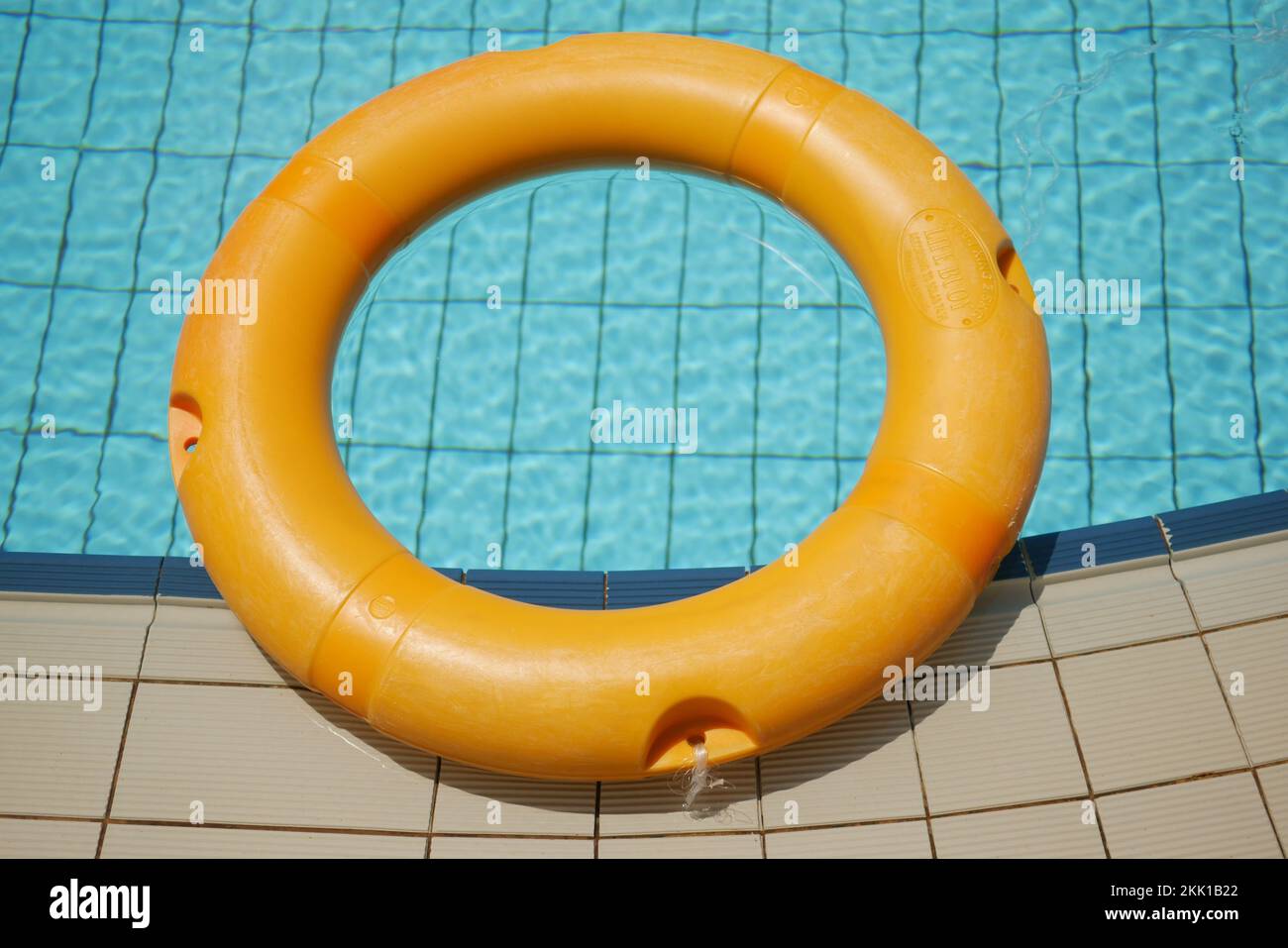 Rote Rettungsboje im Swimmingpool. Hilfe- und Support-Konzept. Stockfoto