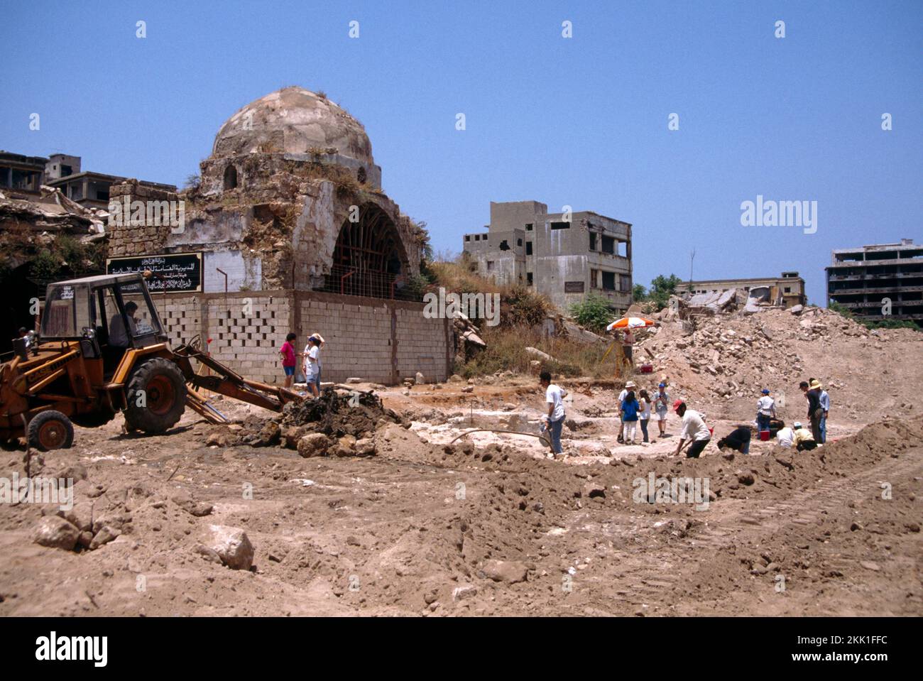 Archäologen im Libanon in Beirut auf Ausgrabung Nr. St. Georges-Kirche nach Schäden aus dem Bürgerkrieg Stockfoto