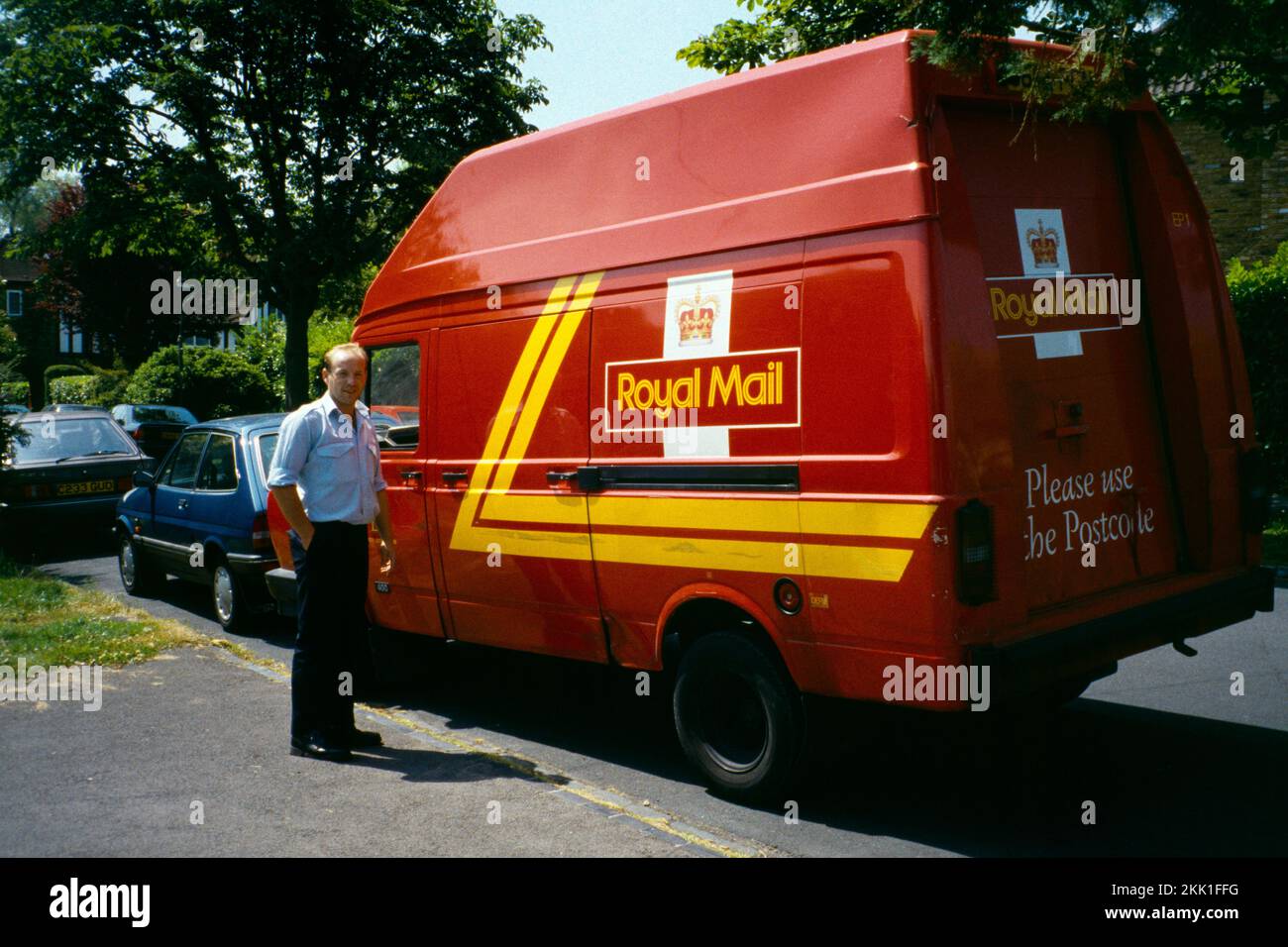 Der Postbote Steht Bei Seiner Royal Mail Van Surrey England Stockfoto