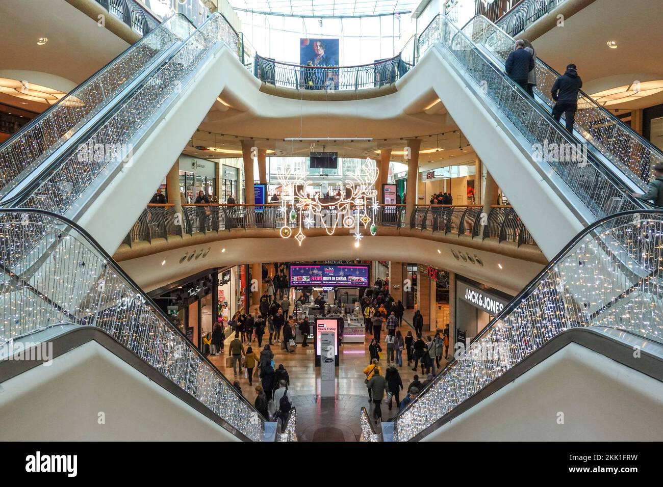 Bullring Shopping Centre, Birmingham 25. November 2022. - Ein geschäftiges Bullring-Einkaufszentrum in Birmingham am Black Friday. PIC by Credit: Stop Press Media/Alamy Live News Stockfoto