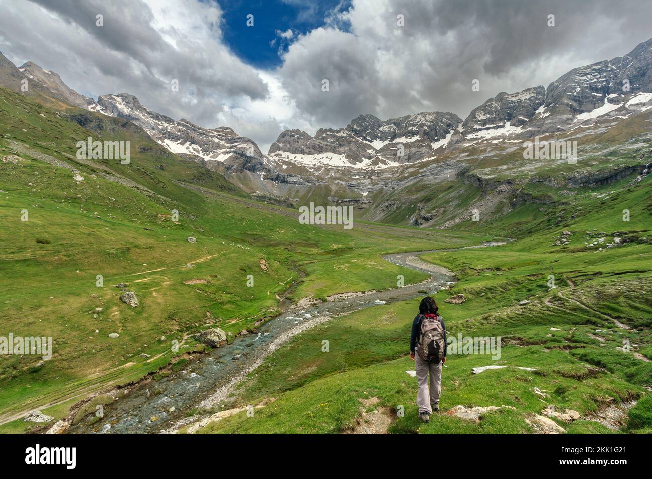 Wanderer im Cirque d'Estaubé, Pyrenäen-Nationalpark, Departement Hautes-Pyrénées, Frankreich Stockfoto