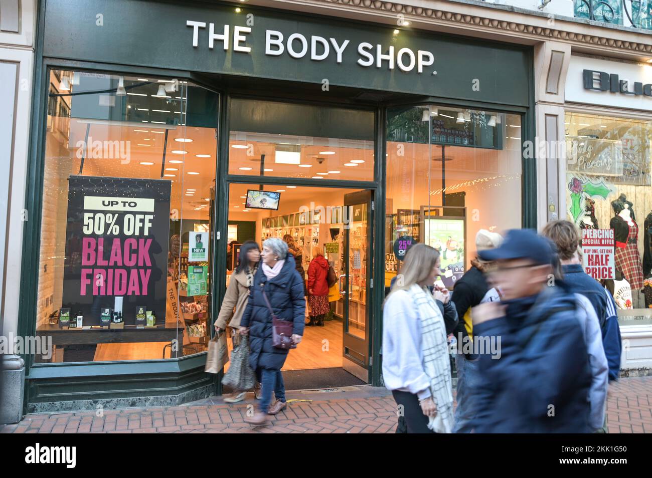 New Street, Birmingham, 25. November 2022. - Rabatte von bis zu 50 Prozent im Bodyshop im Stadtzentrum von Birmingham am Black Friday. PIC by Credit: Stop Press Media/Alamy Live News Stockfoto