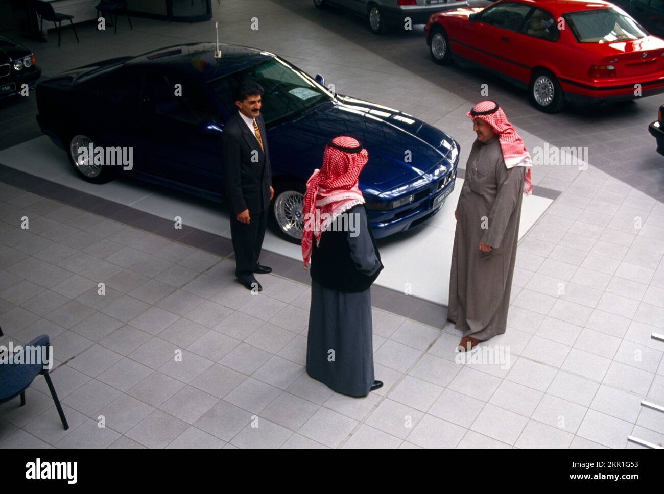 Kuwait City Kuwait Männer schauen sich Autos im BMW Showroom an Stockfoto