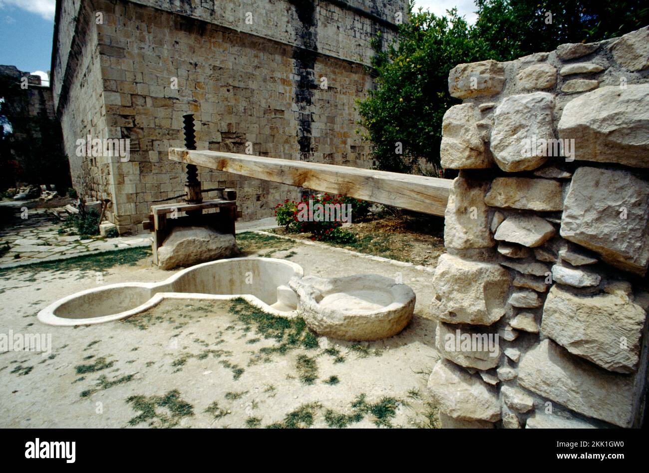 Limassol Zypern mittelalterliche Burg und Rekonstruktion eines Olivenöls Presse der byzantinischen Zeit verwendet von der 7th bis Das 9th Jahrhundert n. Chr. Stockfoto